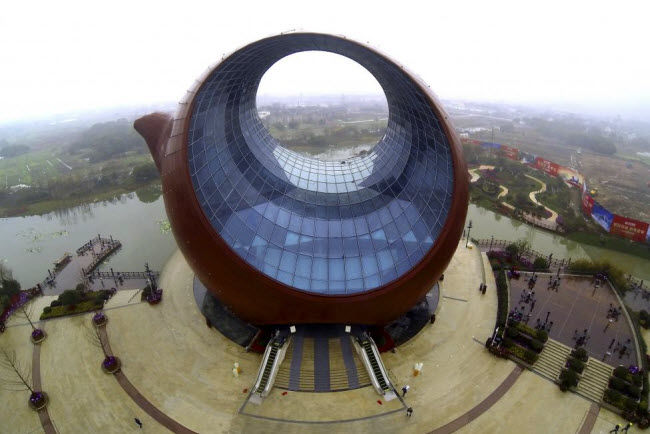 Tòa nhà hình ấm pha trà khổng lồ ở thành phố Vô Tích, Trung Quốc.
