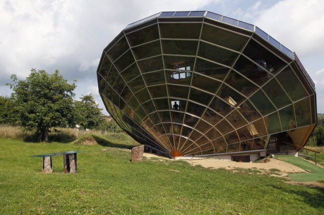 Ngôi nhà kiêm thiết bị thu năng lượng mặt trời ở Strasbourg, Pháp.