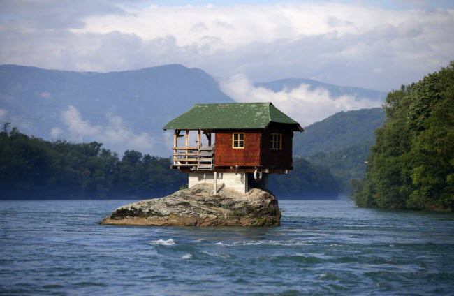 Ngôi nhà nằm trên khối đá giữ sông Drina ở thị trấn Bajina Basta, Nga.