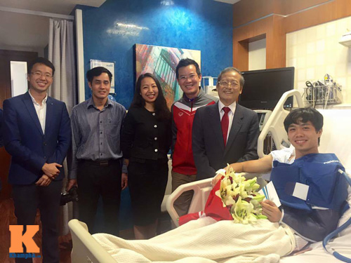Nằm viện, Công Phượng được Đại sứ Việt Nam ở Qatar đến thăm - 1