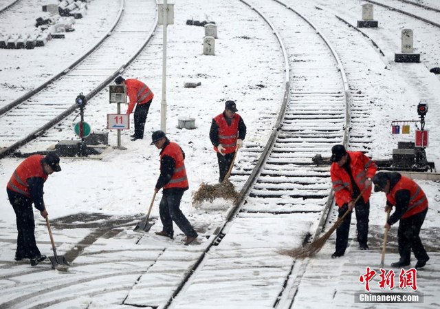 Nước sôi hắt ra hóa băng trong cái rét cực độ ở TQ - 9