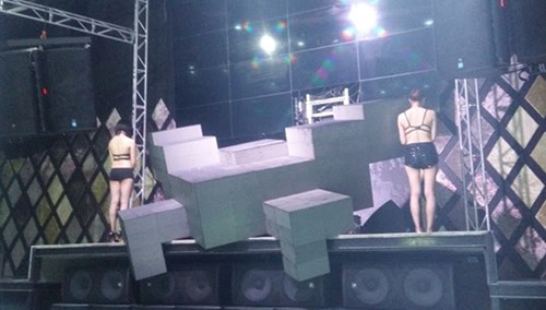 "Chân dài" mặc bikini nhảy phục vụ khách lúc rạng sáng - 2