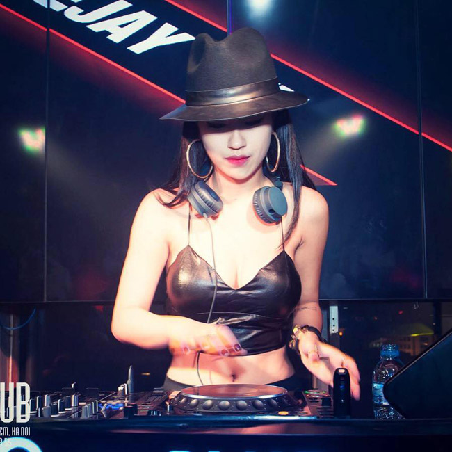 Đến nay, nữ DJ Hà thành đã có 7 năm tuổi nghề và được mệnh danh là "phù thủy" của âm nhạc. 