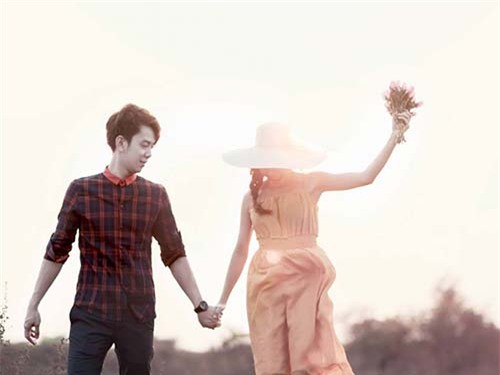 Thư tình: Hãy nắm tay anh thật chặt em nhé - 1