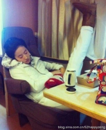 Chùm ảnh 'độc' của sao Hoa ngữ khiến fan cười nghiêng ngả - 4