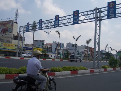 TP.HCM: Yêu cầu nhổ ngay biển báo dưới 50 km/h - 2