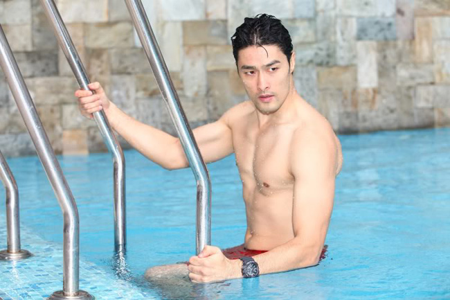 Nam diễn viên Johny Trí Nguyễn có ngoại hình điển trai thu hút cùng thể hình săn chắc. 