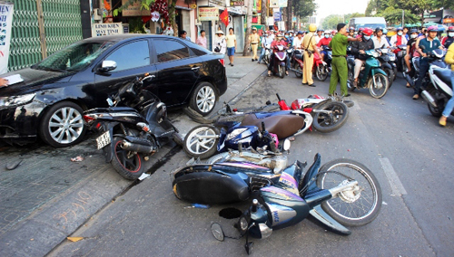 Xe “điên” đại náo, tông liên tiếp 6 xe máy ở Sài Gòn - 1