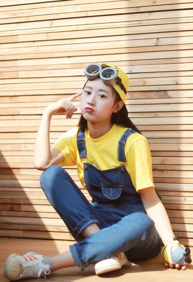 Sở hữu gương mặt bầu bĩnh, nước da trắng hồng, diện trang phục xanh vàng nổi bật, Wang_uu khiến dân mạng "mê mệt"