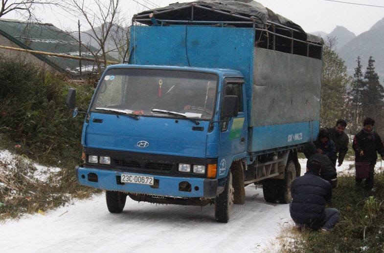 Ngoài Sa Pa, thêm nhiều vùng núi chìm trong băng tuyết - 11