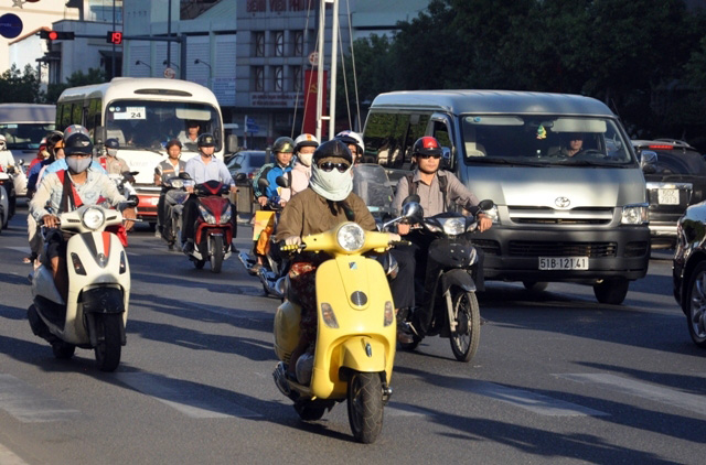 Sài Gòn lạnh bất thường, người dân thu mình trong áo ấm - 4