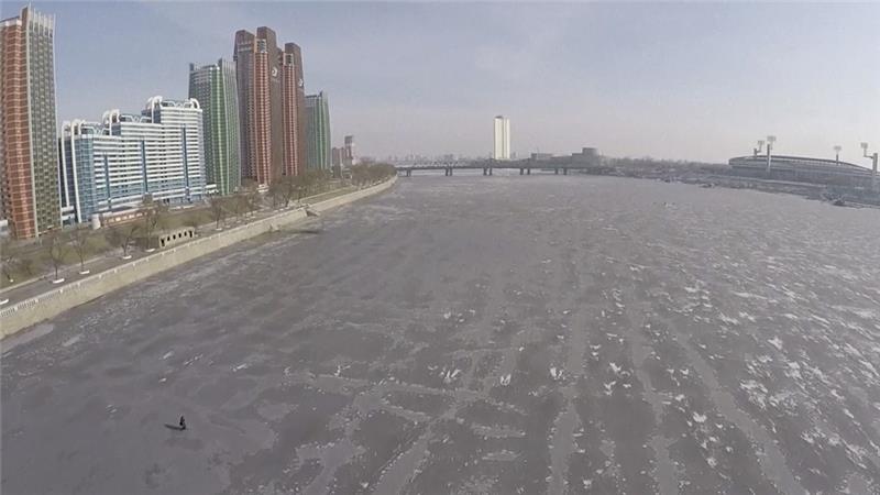 Video: Dân Triều Tiên đục lỗ sông băng bắt cá - 1