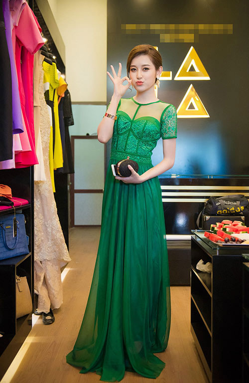 Tuyển tập váy áo xanh ngọc lục bảo của mỹ nhân Việt - 10
