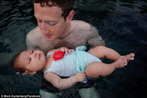 Ông chủ Facebook hào hứng khoe ảnh con gái học bơi - 1