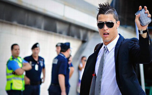 Mê mệt với những kiểu tóc điệu đà của Ronaldo - 6