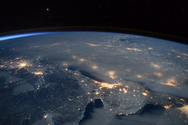 Hình ảnh tuyết phủ địa cầu huyền ảo nhìn từ vũ trụ - 1
