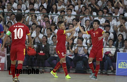 Hai quả phạt đền “đứng tim” của tuyển futsal Việt Nam - 2