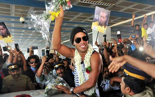 Thăm Ấn Độ, Ronaldinho suýt bị cột điện đè trúng - 1