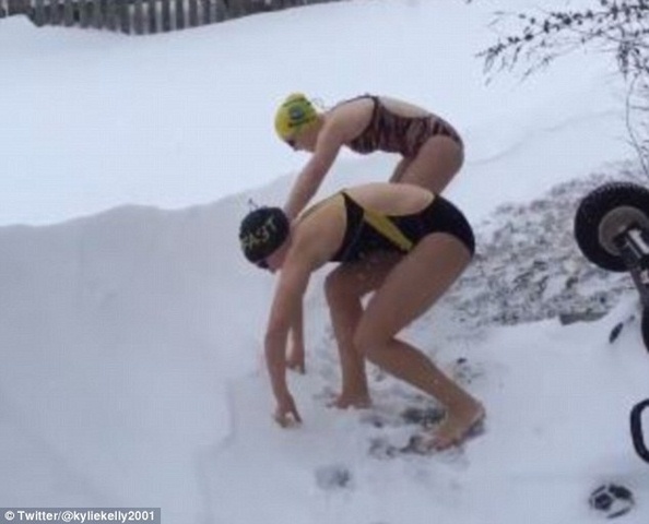 Người Mỹ đua nhau mặc đồ bơi nhảy cắm mình trong tuyết - 1