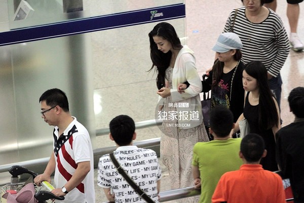 Thực hư tin đồn vợ Huỳnh Hiểu Minh hủy show vì có bầu - 2