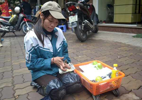 Một ngày của cô gái bại liệt bị lợi dụng đi xin tiền - 7