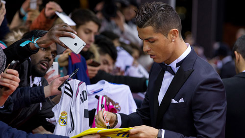 Ronaldo sẽ rời Real với giá khủng, chọn MU hoặc PSG - 1