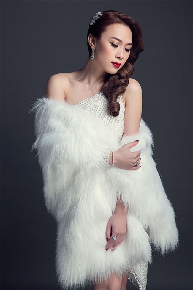 Mỹ Tâm khoe vai trần với thiết kế trắng tinh khôi. 