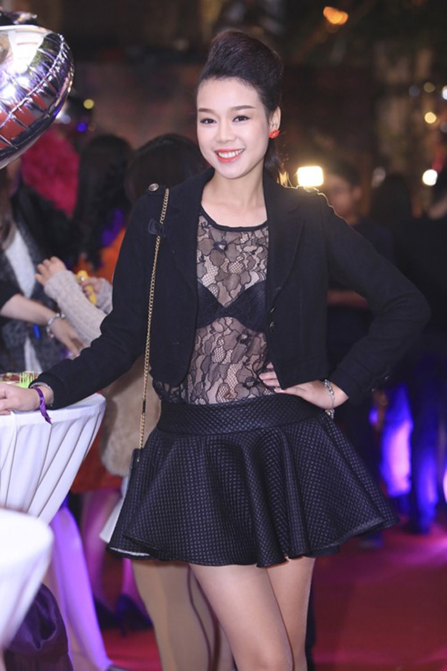 Bộ cánh này của Trương Tùng Lan nửa kín, nửa hở khá sexy nhưng lại chưa được đánh giá cao về thẩm mỹ. 