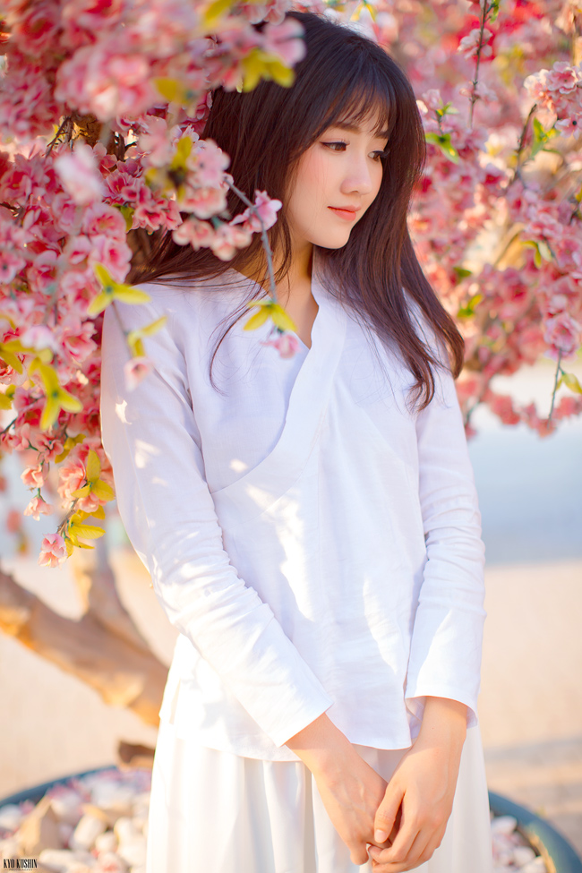 Nguyễn Hoàng Kiều Trinh, cô gái từng được dân mạng mệnh danh là “cô gái trà sữa Việt” vừa tung bộ ảnh đẹp ma mị trong trang phục váy  trắng