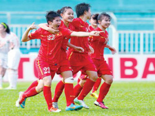 Khi bóng đá nữ Việt Nam ra biển lớn - 1