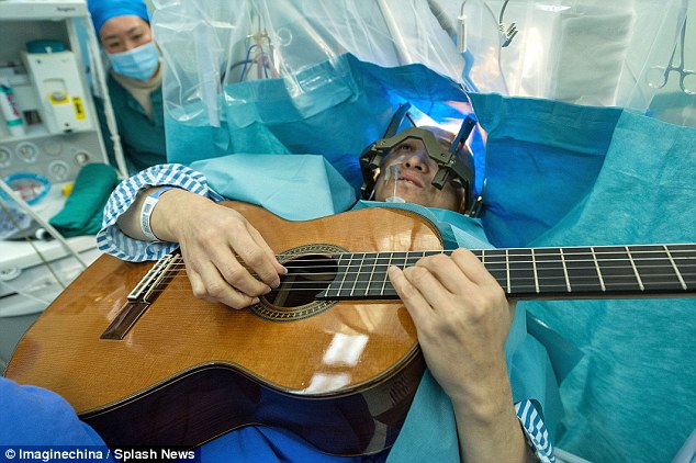 TQ: Bệnh nhân chơi đàn guitar trong khi mổ não - 1