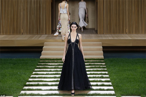 Bộ 3 hot girl Hollywood 'quậy tới bến' tại show Chanel - 2