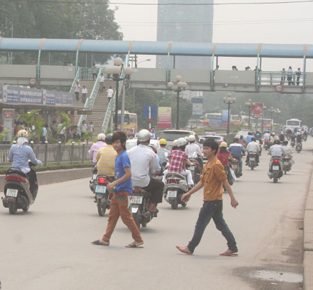 CSGT Hà Nội sẽ xử lý người đi bộ vi phạm giao thông - 1