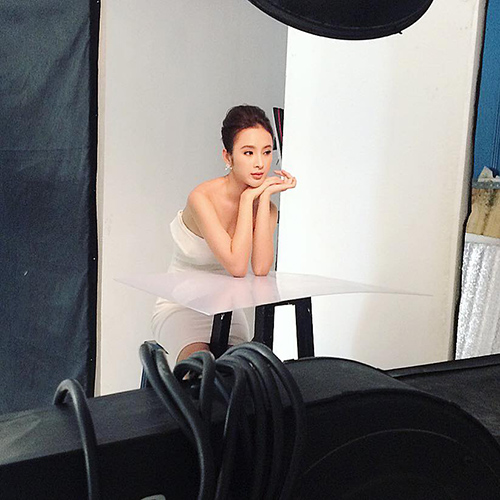 Loạt ảnh hậu trường 'xinh như mộng' của mỹ nhân Việt - 4