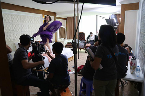 Loạt ảnh hậu trường 'xinh như mộng' của mỹ nhân Việt - 8