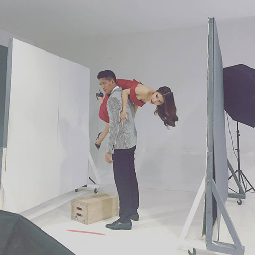 Loạt ảnh hậu trường 'xinh như mộng' của mỹ nhân Việt - 13