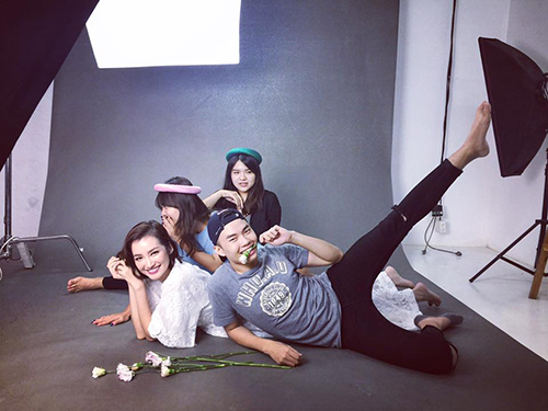 Loạt ảnh hậu trường 'xinh như mộng' của mỹ nhân Việt - 3