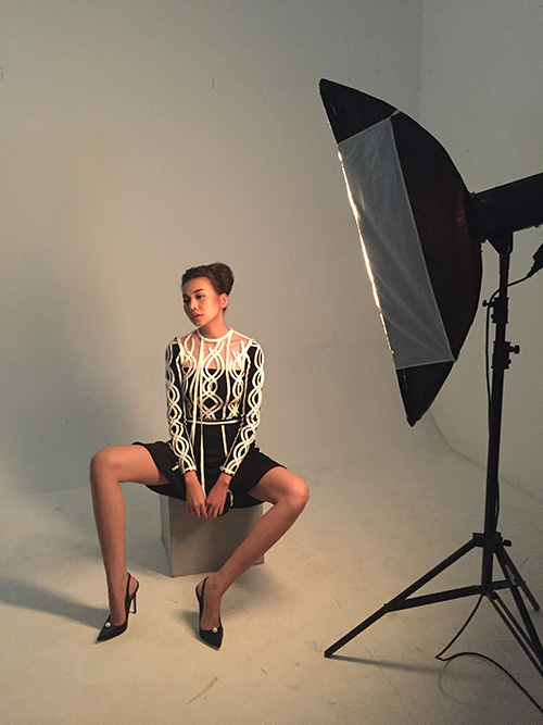 Loạt ảnh hậu trường 'xinh như mộng' của mỹ nhân Việt - 4