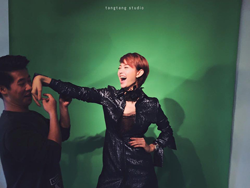 Loạt ảnh hậu trường 'xinh như mộng' của mỹ nhân Việt - 6