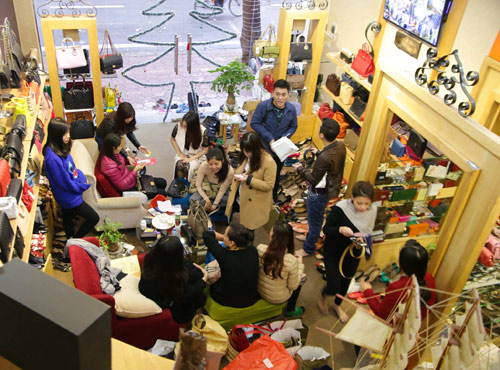 Sở hữu hàng hiệu giá sốc tại Authonly Garage Sale - 1
