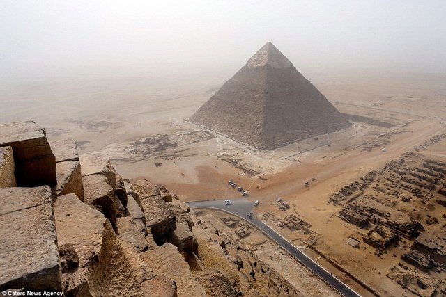 Hãy đừng bỏ qua hình ảnh đẹp tuyệt vời về một trong những kỳ quan của thế giới, Kim tự tháp Ai Cập. Những khối đá với kiến trúc tinh xảo không thể không kính phục.