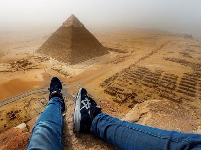 Thử sức mình với trải nghiệm trèo lên kim tự tháp Ai Cập và khám phá vẻ đẹp kỳ diệu từ đỉnh cao của văn hóa cổ đại này. Bạn sẽ cảm nhận được trọng lượng và vẻ đẹp vĩnh cửu của kim tự tháp khi ngắm nhìn vẻ đẹp ấn tượng của những góc nhìn hoàn toàn mới.