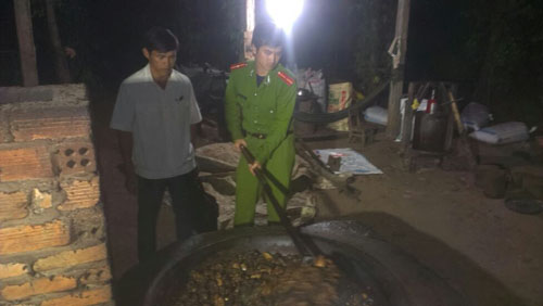 Thu giữ hơn 2 tấn mỡ bẩn sắp "hóa" dầu ăn - 2