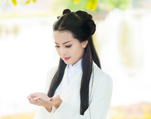 Hot girl Yu Dương bị fan &#39;ném đá&#39; vì tạo hình quá sắc sảo - 1