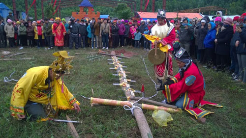 Rợn người lễ hội leo gươm, lội than hồng ở Quảng Ninh - 1