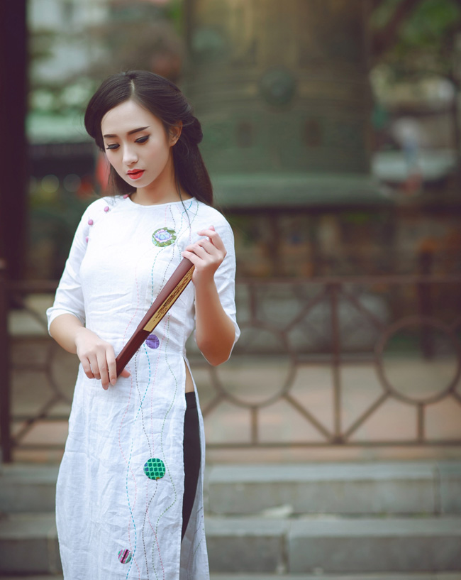 Trần Vũ Hương Trà sinh năm 1998, tại Hà Nội. Cô gái xinh đẹp này vừa vừa đạt danh hiệu Người đẹp ảnh – Hoa khôi thời trang 2016 