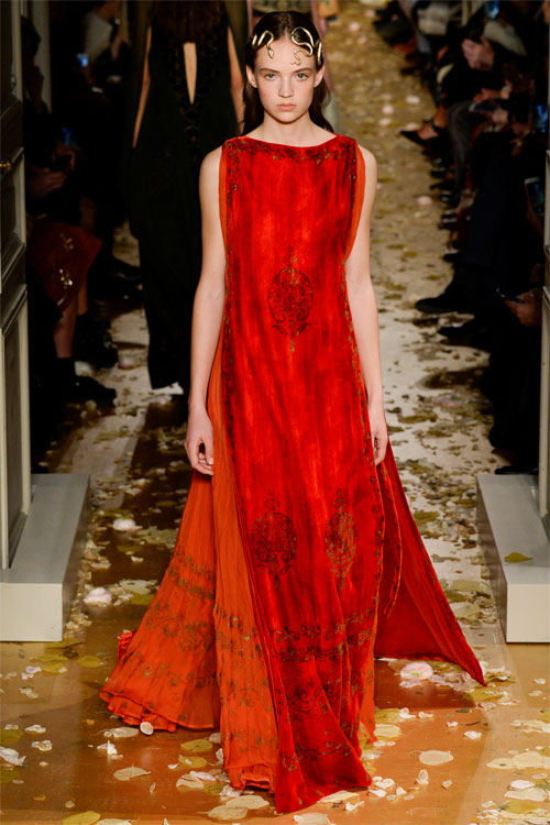 &#39;Loạn nhịp&#39; trước kiệt tác đẹp huyền ảo của Valentino - 4