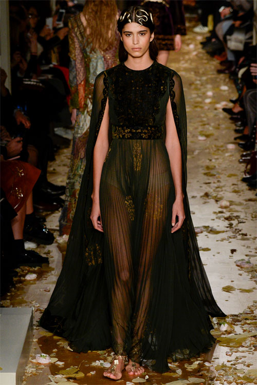 &#39;Loạn nhịp&#39; trước kiệt tác đẹp huyền ảo của Valentino - 7