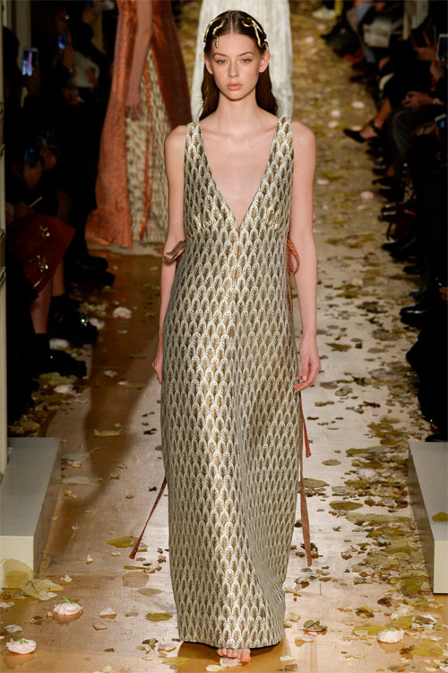 &#39;Loạn nhịp&#39; trước kiệt tác đẹp huyền ảo của Valentino - 15