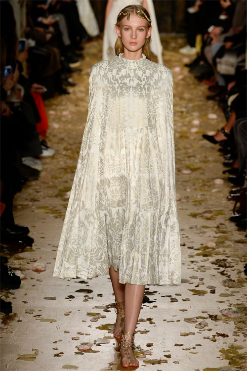 &#39;Loạn nhịp&#39; trước kiệt tác đẹp huyền ảo của Valentino - 16